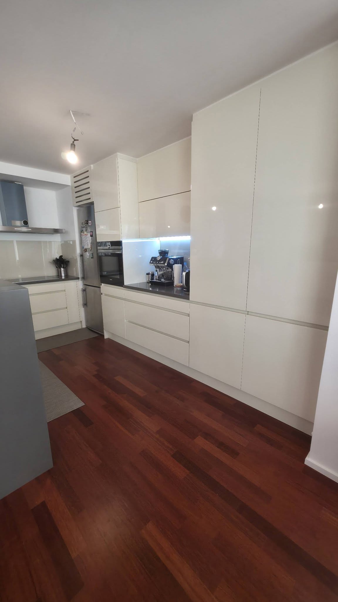 Bijela moderna kuhinja